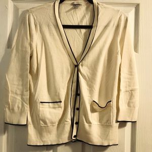 Crème cardigan with black buttons and two front pockets
